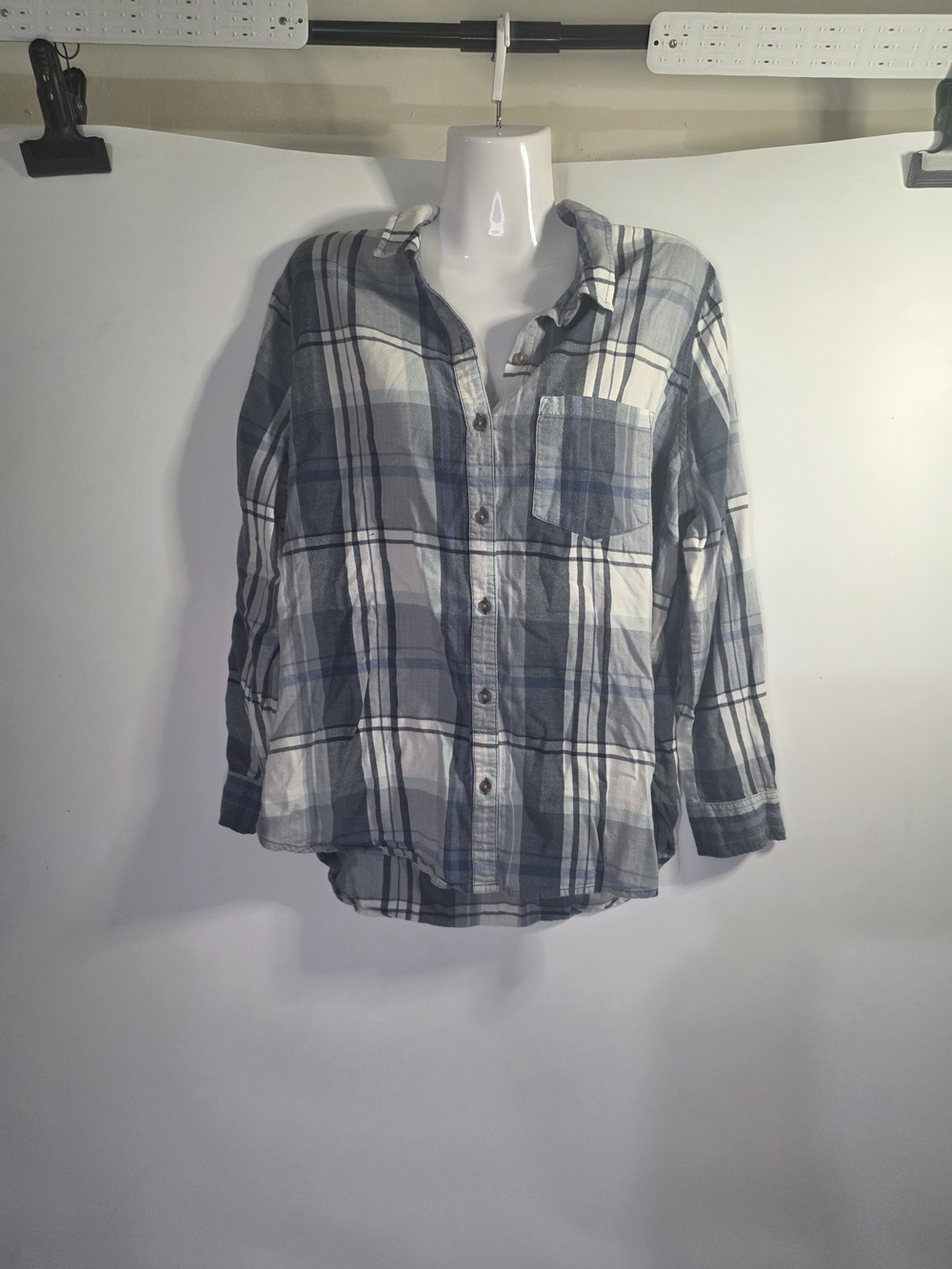 Universal Thread Blue and White Plaid Flannel Shirt Size M.